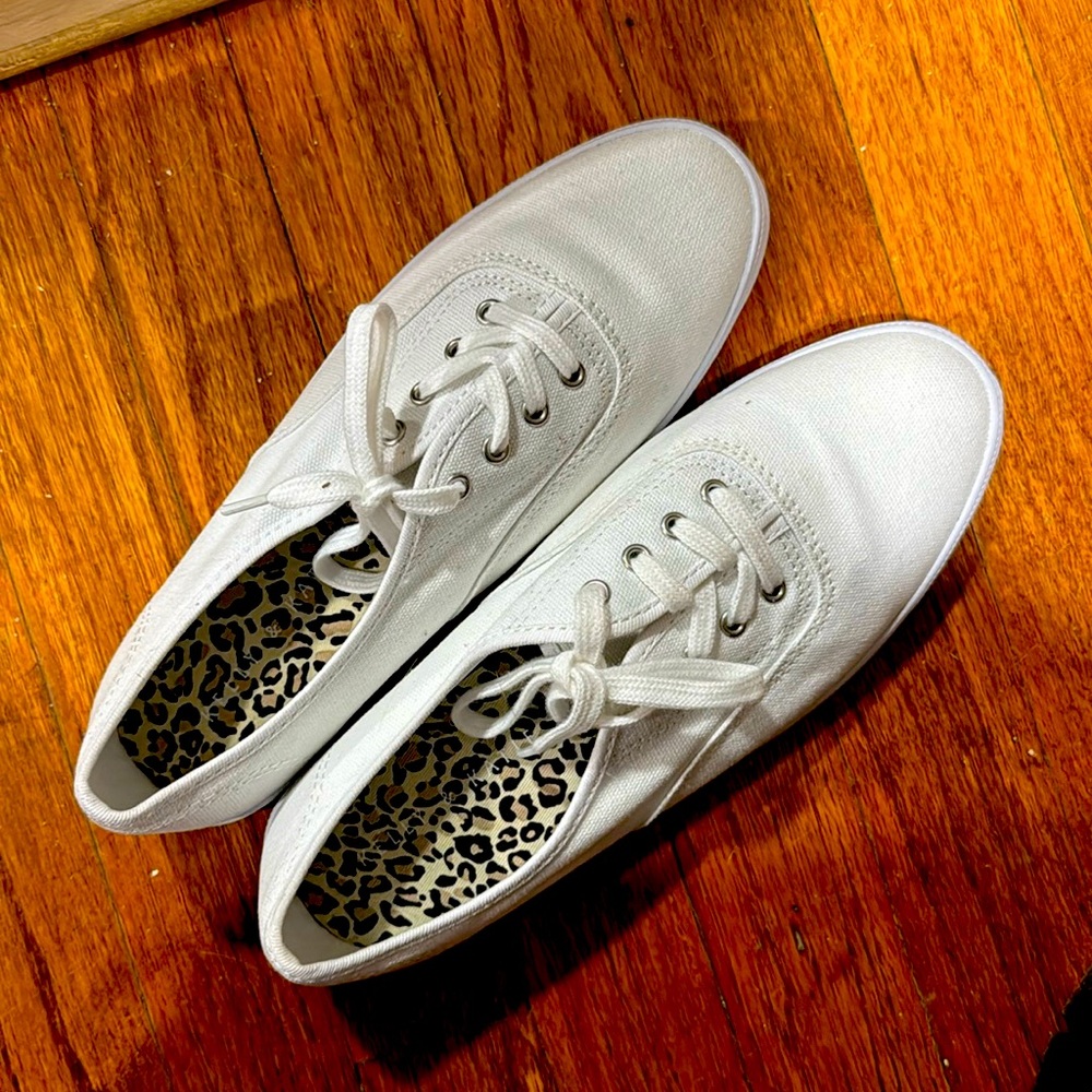 White Sneakers ⚪️